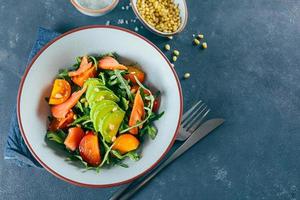 salada vegana saudável com abacate, tomate, rúcula, salmão. cardápio de dieta. vista superior, copie o espaço