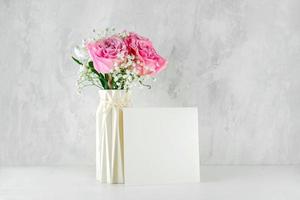 conceito de dia dos namorados, mãe ou mulher. flores da primavera, em branco para cartão postal foto