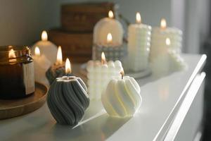 cera natural artesanal e velas queima de soja. conceito de saúde mental, autocuidado, estilo de vida mindfulness foto