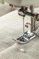 calcador de máquina de costura moderna e peça de roupa. processo de costura, feito à mão, passatempo, negócios foto