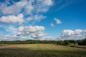 paisagens letãs de verão com nuvens foto