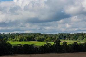 paisagens letãs de verão com nuvens foto