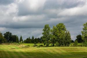 paisagens letãs de verão com nuvens foto