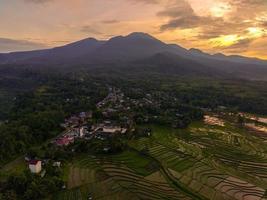 bela vista matinal da Indonésia. foto aérea de campos de arroz ao nascer do sol