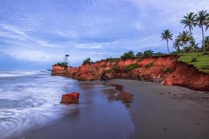 bela vista matinal da Indonésia. bela praia em uma manhã ensolarada