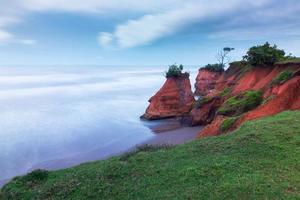 bela vista matinal da Indonésia. praia com belos corais