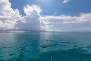 bela natureza oceano nuvens seascape panorama. bela vista do mar tropical foto