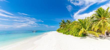 bela paisagem de praia. férias de verão e conceito de férias. praia tropical inspiradora. bandeira de fundo de praia. mar céu areia branca e coqueiros viagem turismo amplo conceito de plano de fundo foto