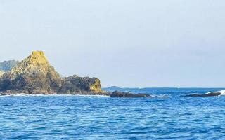 mazunte méxico bela praia paradisíaca com montanhas falésias rochas ondas. foto