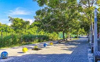 típicas pinturas de parede de paisagem urbana de rua de pedestres playa del carmen méxico. foto