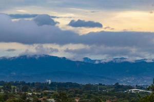 bela montanha paisagem cidade panorama floresta árvores natureza costa rica. foto