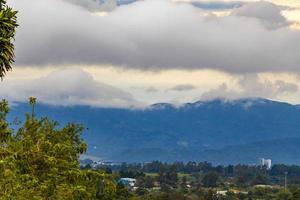 bela montanha paisagem cidade panorama floresta árvores natureza costa rica. foto