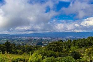 bela montanha paisagem cidade panorama floresta árvores natureza costa rica. foto