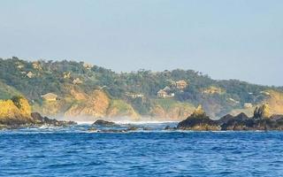 mazunte méxico bela praia paradisíaca com montanhas falésias rochas ondas. foto