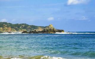 mazunte méxico bela praia paradisíaca com montanhas falésias rochas ondas. foto