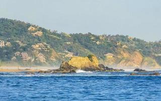 mazunte méxico bela praia paradisíaca com montanhas falésias rochas ondas. foto