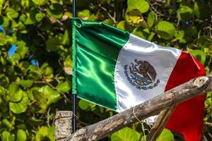 mexicano verde branco bandeira vermelha em playa del carmen méxico. foto