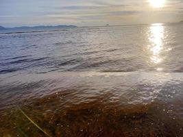 belas paisagens naturais da praia ao entardecer foto