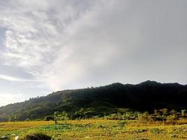 belas paisagens naturais durante o dia, o céu é azul, as nuvens são lindas foto