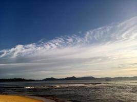 belas paisagens naturais da praia ao entardecer foto