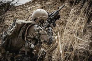 soldados das forças especiais em guerras no deserto, povo tailandês, soldado do exército usa laptop para ver mapa com satélite, usando rádio para comunicação durante operação militar foto