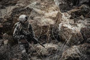 soldados das forças especiais em guerras no deserto, povo tailandês, soldado do exército usa laptop para ver mapa com satélite, usando rádio para comunicação durante operação militar foto