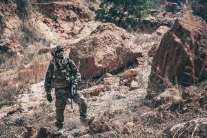 soldados das forças especiais em guerras no deserto, povo tailandês, soldado do exército usa laptop para ver mapa com satélite, usando rádio para comunicação durante operação militar foto