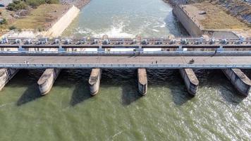 uma vista aérea sobre a barragem de pasak jolasid, província de lopburi, tailândia. acompanhando o movimento das comportas que estão liberando água em canais rurais em enormes quantidades de água. foto