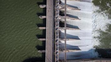 uma vista aérea sobre a barragem de pasak jolasid, província de lopburi, tailândia. acompanhando o movimento das comportas que estão liberando água em canais rurais em enormes quantidades de água. foto