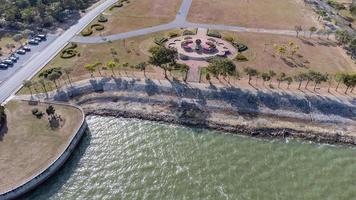 província de lopburi, tailândia janeiro de 2023 uma vista aérea sobre a área da represa pasak jolasid. represa pa sak cheia de água durante o inverno na tailândia. foto