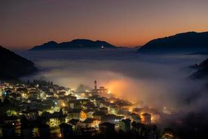 aldeia de montanha no nevoeiro foto