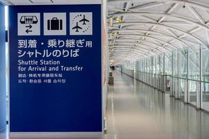 osaka, japão, 2019 - posto de sinalização e guia para turistas a caminho do fechamento dos trens do aeroporto e transferência no terminal doméstico, aeroporto internacional de kansai. foto