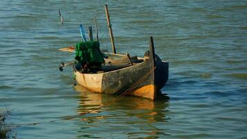 um barco que flutua na margem do rio foto