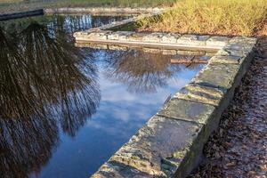 parede da lagoa em um parque ao sol foto