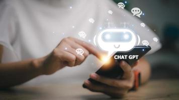 chatgpt bate-papo com ai ou inteligência artificial. mulher conversando com um smart ai ou inteligência artificial usando um chatbot de inteligência artificial desenvolvido pela openai. foto