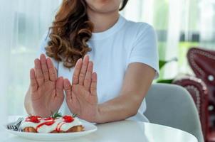 mulheres saudáveis se recusam a comer pão com chantilly e queijo. sem carboidratos e gorduras trans para boa forma e boa saúde. foto