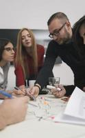 pessoas de negócios trabalhando na sala de conferências foto