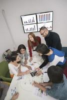 pessoas de negócios trabalhando na sala de conferências foto