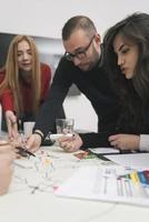 pessoas de negócios trabalhando na sala de conferências foto