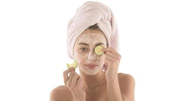 máscara de peeling facial, tratamento de beleza de spa, cuidados com a pele. mulher recebendo cuidados faciais foto