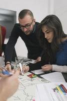 pessoas de negócios trabalhando na sala de conferências foto