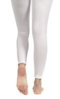 pernas lindamente femininas em um fundo branco foto