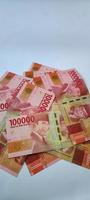 retrato de notas indonésias rp. 100.000. moeda da rupia indonésia isolada no fundo branco foto