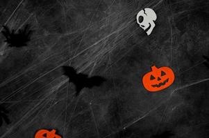 fundo misterioso de halloween com morcegos, aranhas, caveiras e teia de aranha banner preto, branco e laranja foto