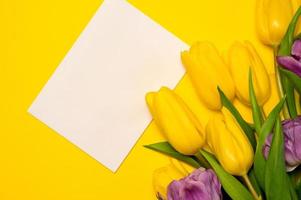 maquete de cartão com tulipas coloridas. páscoa, dia das mães, dia das mulheres etc foto