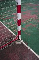 antigo equipamento esportivo de gol de futebol de rua abandonado foto