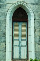 portas de madeira antigas e arcos da inspirada igreja católica e belas paredes de mármore, portas de madeira e fechaduras para proteção contra ladrões e ladrões. foto