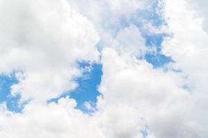 lindas nuvens fofas brancas no céu azul. fundo de natureza de nuvens brancas em dia ensolarado foto