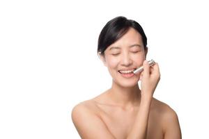 retrato do conceito de pele nua fresca limpa bonita jovem mulher asiática. menina asiática beleza rosto skincare e saúde bem-estar, tratamento facial, pele perfeita, maquiagem natural em fundo branco