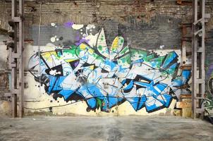 arte de rua. imagem de fundo abstrata de uma pintura de graffiti completa em tons cromados e azuis foto